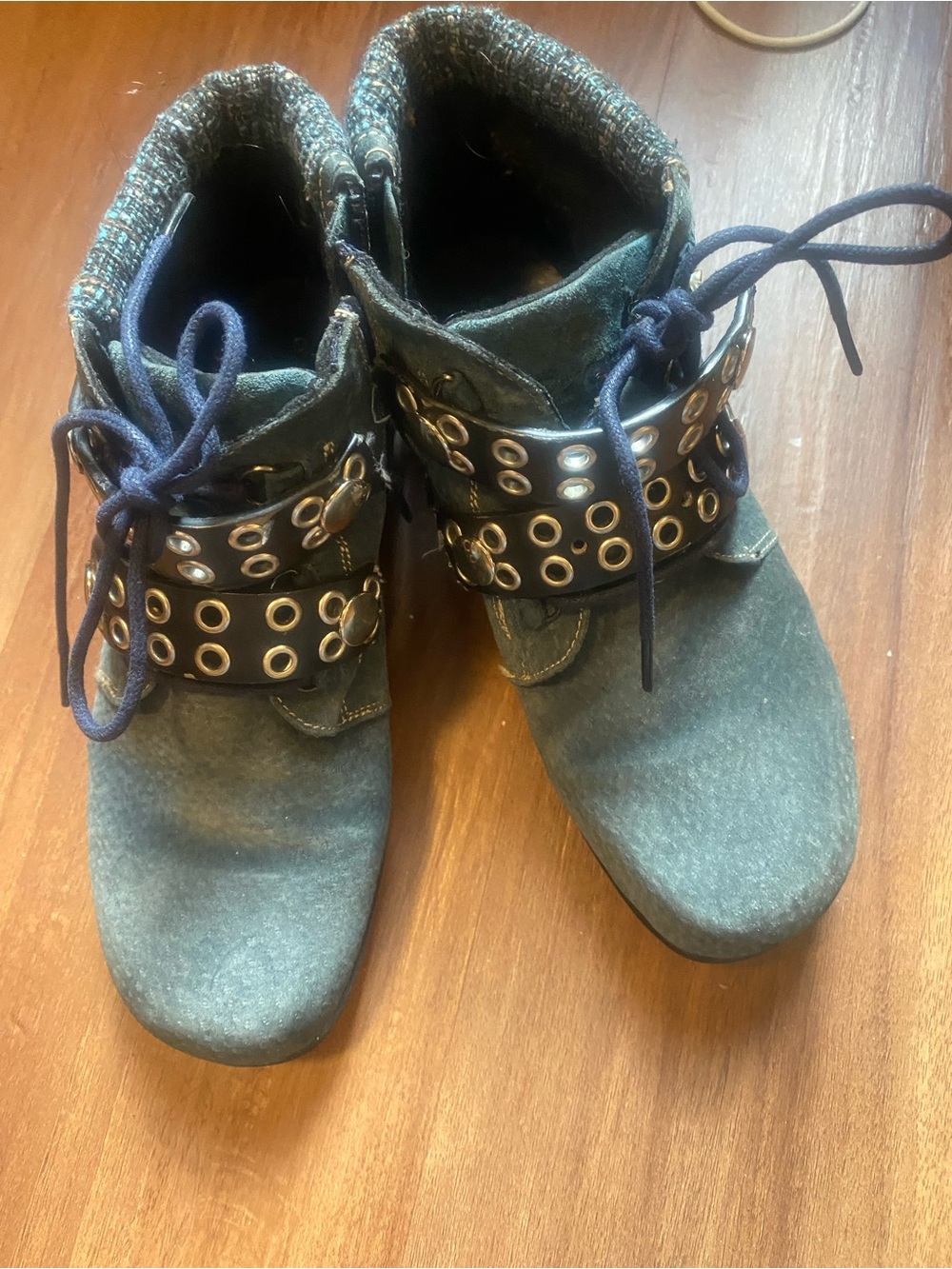Real leather High fashion Blue suede boots with zipper and snaps.